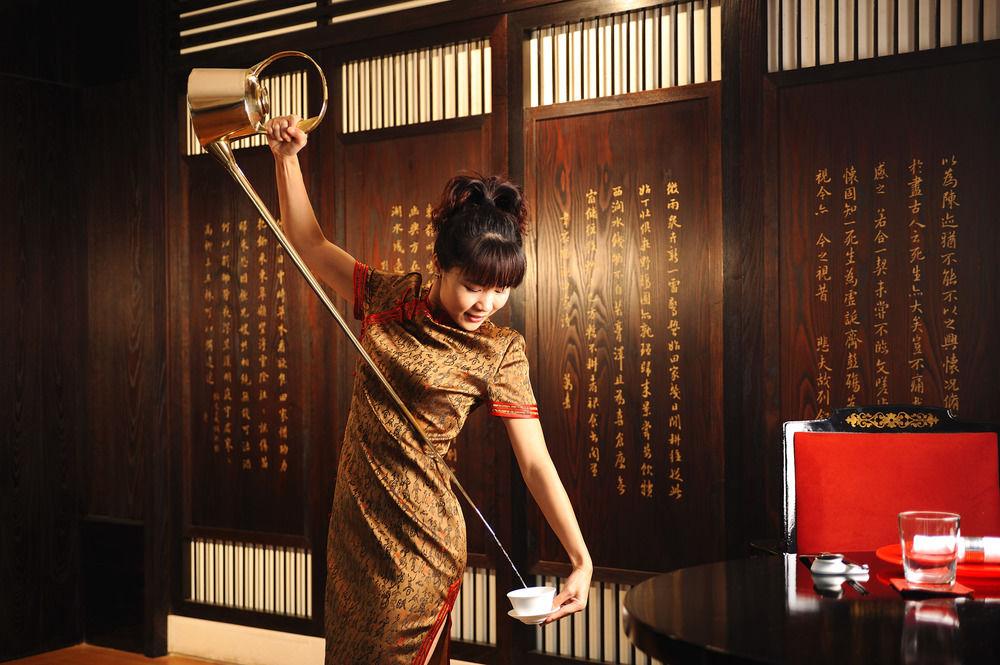 Al Bustan Palace, A Ritz-Carlton Hotel Muscat Exterior photo A geisha in a restaurant