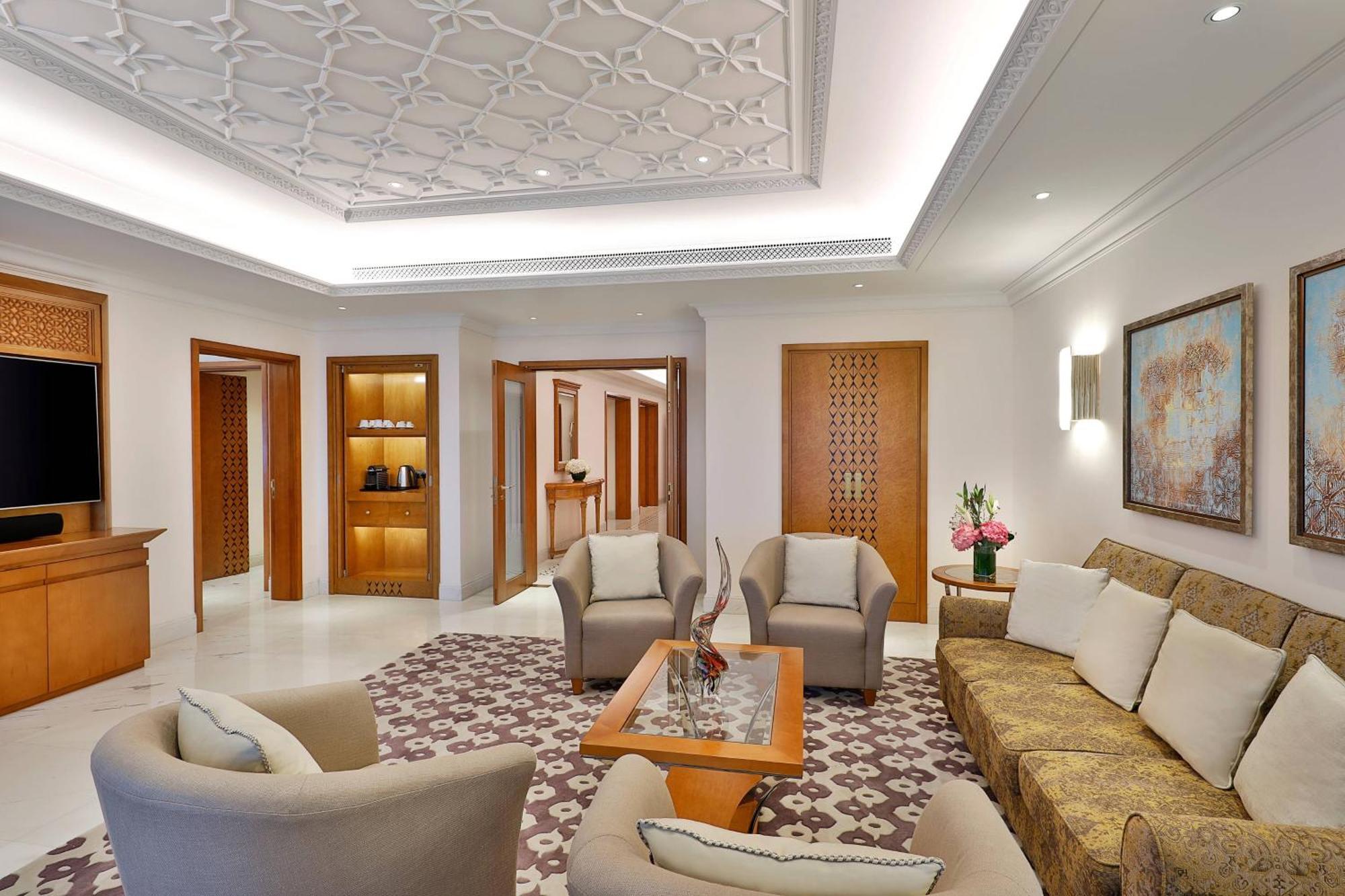 Al Bustan Palace, A Ritz-Carlton Hotel Muscat Exterior photo A suite at the Jumeirah Emirates Towers Hotel