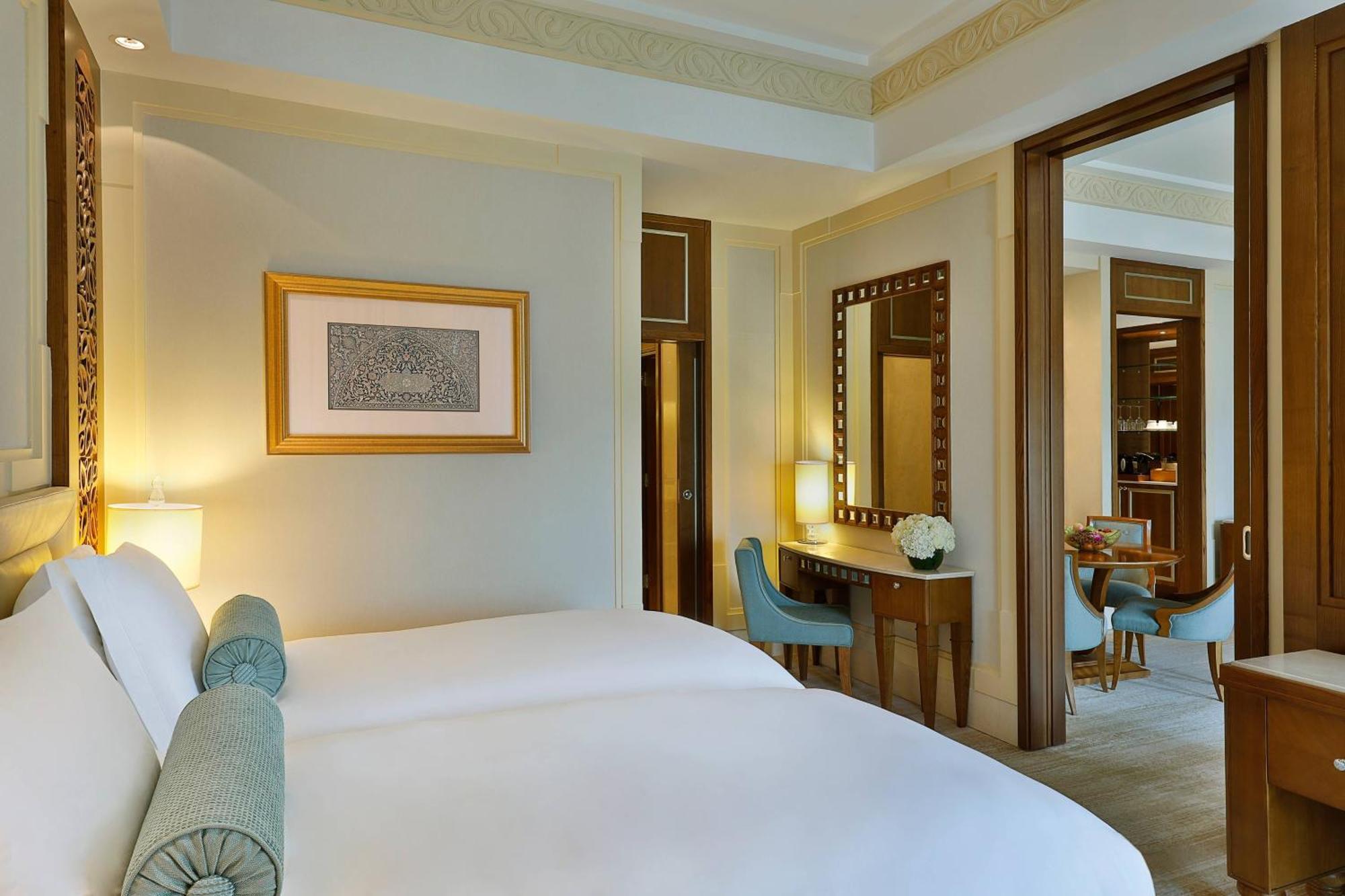 Al Bustan Palace, A Ritz-Carlton Hotel Muscat Exterior photo A bedroom at the Jumeirah Emirates Towers Hotel