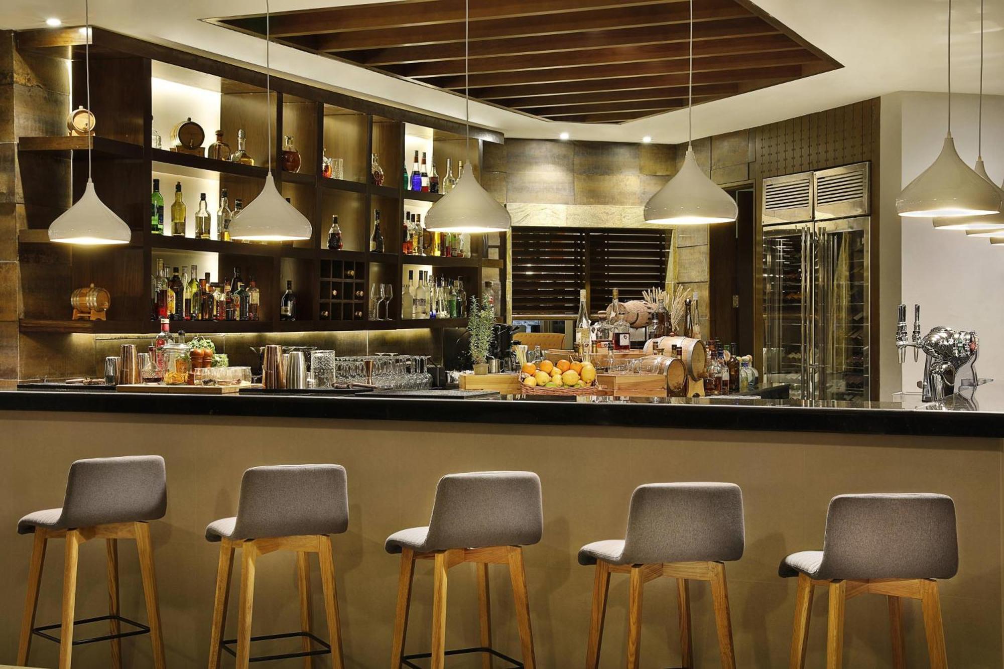 Al Bustan Palace, A Ritz-Carlton Hotel Muscat Exterior photo The bar at the restaurant