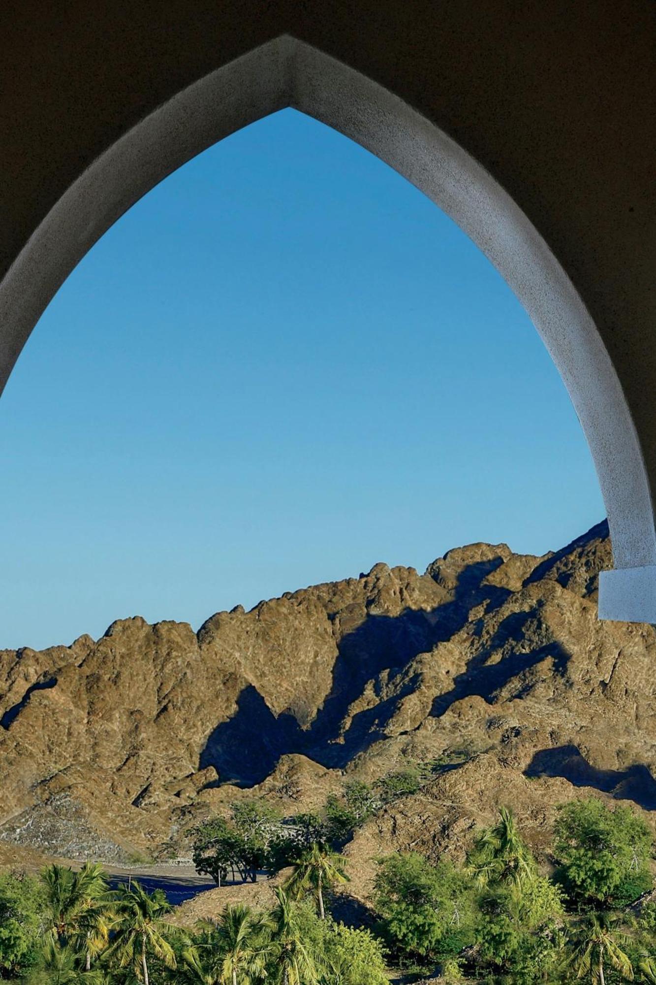 Al Bustan Palace, A Ritz-Carlton Hotel Muscat Exterior photo The view from the top of the arch